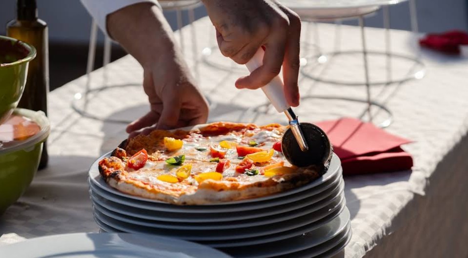 Pizza dal forno a legna